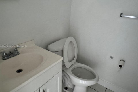 Villa ou maison à louer à Lauderhill, Floride: 2 chambres, 285.49 m2 № 1982610 - photo 6