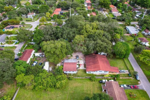 Купить коммерческую недвижимость в Эль Портал, Флорида 453.92м2, № 1972864 - фото 5