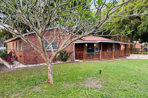 Купить виллу или дом в Лейк-Уорт, Флорида 5 спален, 184.88м2, № 2060510 - фото 2