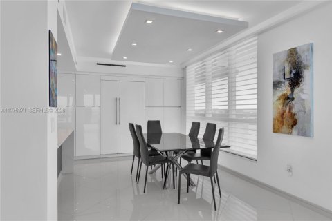 Condo in Hollywood, Florida, 3 bedrooms  № 2038536 - photo 11