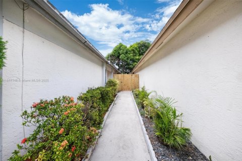House in North Lauderdale, Florida 3 bedrooms, 123.19 sq.m. № 1846107 - photo 30