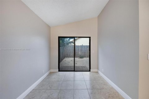 House in North Lauderdale, Florida 3 bedrooms, 123.19 sq.m. № 1846107 - photo 24