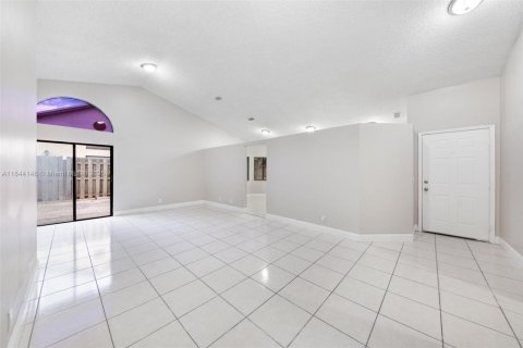 House in North Lauderdale, Florida 3 bedrooms, 123.19 sq.m. № 1846107 - photo 18