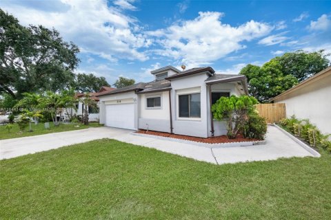 House in North Lauderdale, Florida 3 bedrooms, 123.19 sq.m. № 1846107 - photo 3
