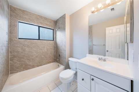 House in North Lauderdale, Florida 3 bedrooms, 123.19 sq.m. № 1846107 - photo 11