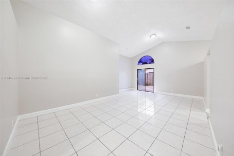 House in North Lauderdale, Florida 3 bedrooms, 123.19 sq.m. № 1846107 - photo 17