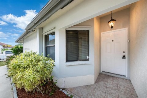 House in North Lauderdale, Florida 3 bedrooms, 123.19 sq.m. № 1846107 - photo 4