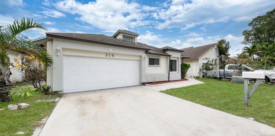 House in North Lauderdale, Florida 3 bedrooms, 123.19 sq.m. № 1846107