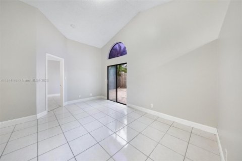 House in North Lauderdale, Florida 3 bedrooms, 123.19 sq.m. № 1846107 - photo 19
