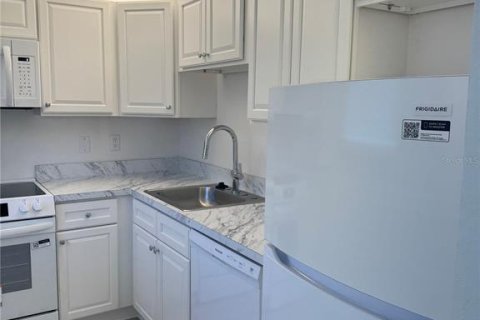 Condo in South Pasadena, Florida, 2 bedrooms № 2213676 - photo 9