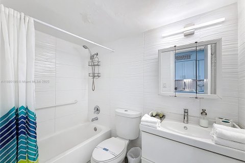 Hotel in Sunny Isles Beach, Florida 33.44 sq.m. № 2088227 - photo 17