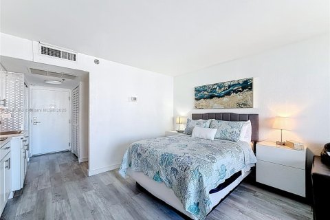 Hotel in Sunny Isles Beach, Florida 33.44 sq.m. № 2088227 - photo 12