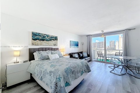 Hotel in Sunny Isles Beach, Florida 33.44 sq.m. № 2088227 - photo 11