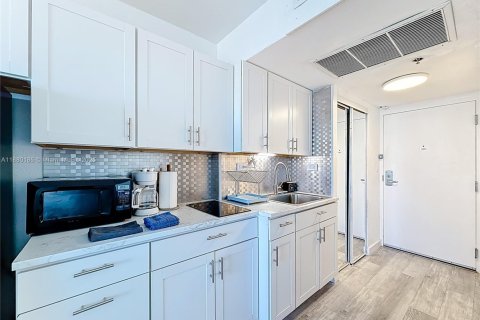 Hotel in Sunny Isles Beach, Florida 33.44 sq.m. № 2088227 - photo 10