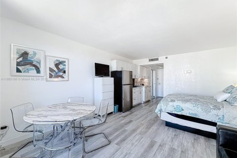 Hotel in Sunny Isles Beach, Florida 33.44 sq.m. № 2088227 - photo 15