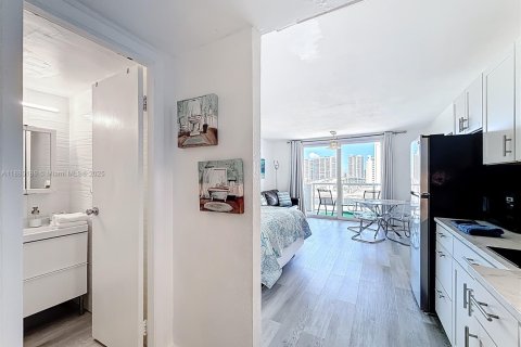 Hotel in Sunny Isles Beach, Florida 33.44 sq.m. № 2088227 - photo 18