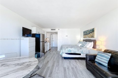 Hotel in Sunny Isles Beach, Florida 33.44 sq.m. № 2088227 - photo 14