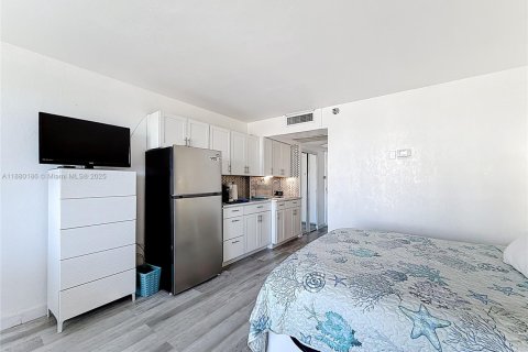 Hotel in Sunny Isles Beach, Florida 33.44 sq.m. № 2088227 - photo 13