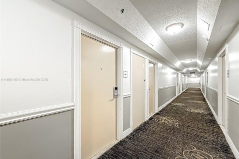 Hotel in Sunny Isles Beach, Florida 33.44 sq.m. № 2088227 - photo 20