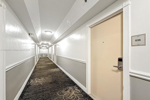 Hotel in Sunny Isles Beach, Florida 33.44 sq.m. № 2088227 - photo 23