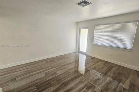 Villa ou maison à louer à Miami, Floride: 2 chambres, 92.9 m2 № 1946567 - photo 3