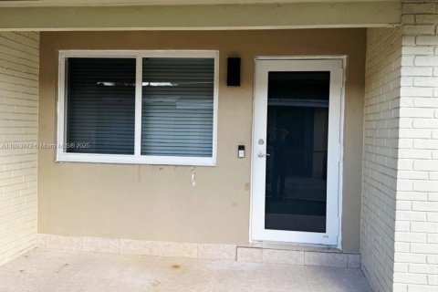 Villa ou maison à louer à Miami, Floride: 2 chambres, 92.9 m2 № 1946567 - photo 2