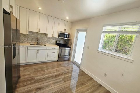 Villa ou maison à louer à Miami, Floride: 2 chambres, 92.9 m2 № 1946567 - photo 5