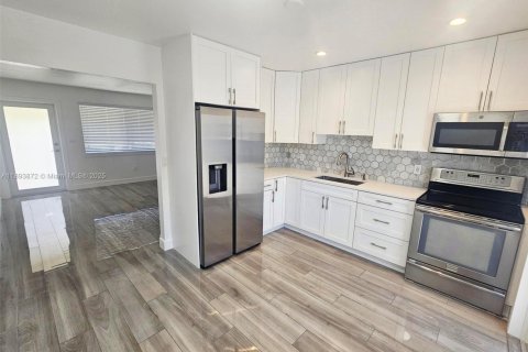 Villa ou maison à louer à Miami, Floride: 2 chambres, 92.9 m2 № 1946567 - photo 4