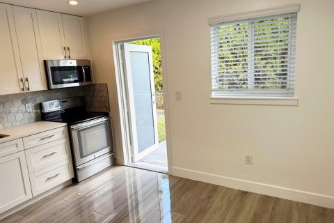 Villa ou maison à louer à Miami, Floride: 2 chambres, 92.9 m2 № 1946567 - photo 6