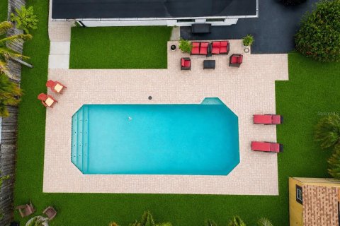 House in Tampa, Florida 5 bedrooms, 210.42 sq.m. № 2223698 - photo 4
