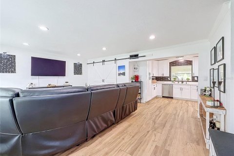 House in Tampa, Florida 5 bedrooms, 210.42 sq.m. № 2223698 - photo 15