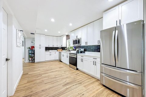House in Tampa, Florida 5 bedrooms, 210.42 sq.m. № 2223698 - photo 7