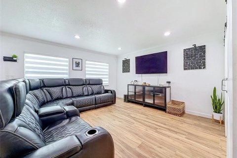 House in Tampa, Florida 5 bedrooms, 210.42 sq.m. № 2223698 - photo 14
