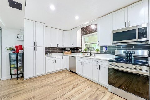 House in Tampa, Florida 5 bedrooms, 210.42 sq.m. № 2223698 - photo 8