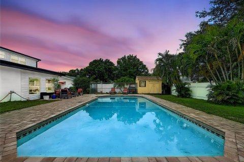 House in Tampa, Florida 5 bedrooms, 210.42 sq.m. № 2223698 - photo 5