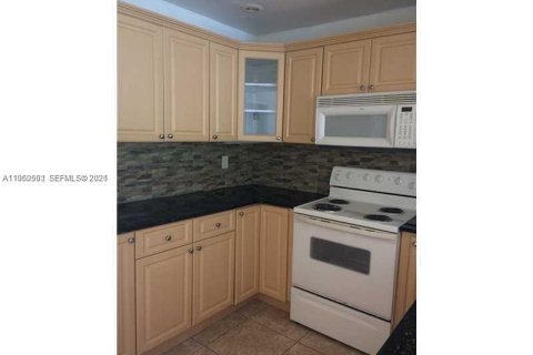 Condominio en venta en Miami, Florida, 1 dormitorio, 66.15 m2 № 2027732 - foto 2