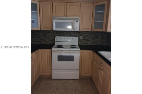 Condominio en venta en Miami, Florida, 1 dormitorio, 66.15 m2 № 2027732 - foto 3