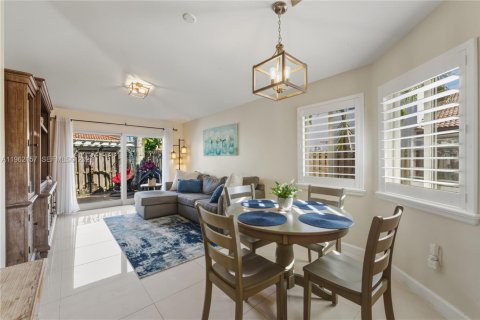 Touwnhouse à vendre à Doral, Floride: 2 chambres, 85.75 m2 № 2025872 - photo 4