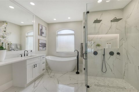 House in University Park, Florida 4 bedrooms, 287.63 sq.m. № 1765276 - photo 23
