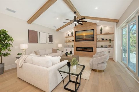 House in University Park, Florida 4 bedrooms, 287.63 sq.m. № 1765276 - photo 15