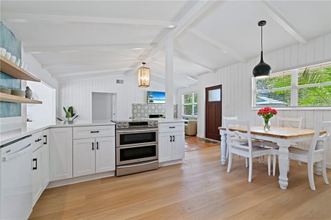 Villa ou maison à louer à Sarasota, Floride: 2 chambres, 119.47 m2 № 1840647 - photo 7
