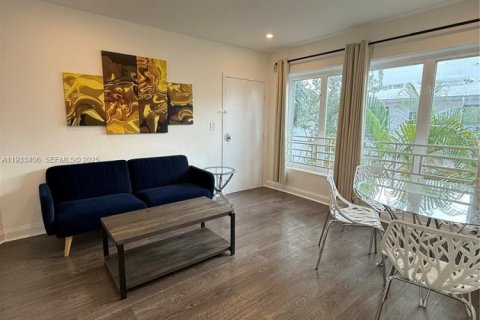 Снять в аренду виллу или дом в Майами-Бич, Флорида 2 спальни, 60.39м2, № 1991226 - фото 1