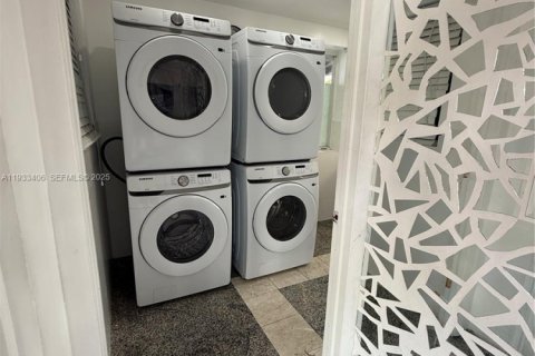 Снять в аренду виллу или дом в Майами-Бич, Флорида 2 спальни, 60.39м2, № 1991226 - фото 18