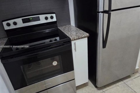 Villa ou maison à louer à North Miami, Floride: 1 chambre, 65.03 m2 № 2084293 - photo 4