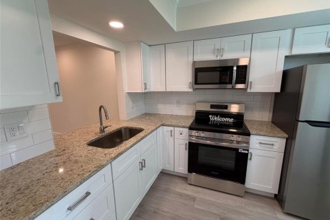 Appartement à louer à New Port Richey, Floride: 2 chambres, 80.36 m2 № 2383979 - photo 2