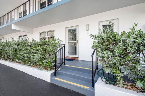 Copropriété à louer à Lauderdale-by-the-Sea, Floride: 2 chambres, 97.45 m2 № 1970103 - photo 1