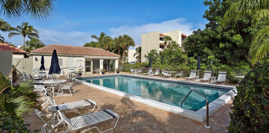 House in Jupiter, Florida 2 bedrooms, 146.6 sq.m. № 1055064