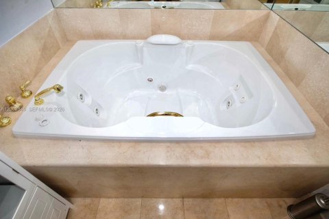 Condo in Aventura, Florida, 2 bedrooms  № 2067812 - photo 16