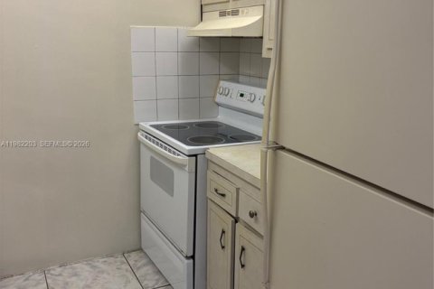 Condo in North Miami Beach, Florida, 1 bedroom  № 2043260 - photo 10