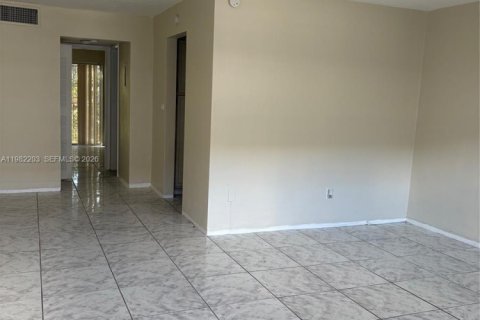 Condo in North Miami Beach, Florida, 1 bedroom  № 2043260 - photo 12